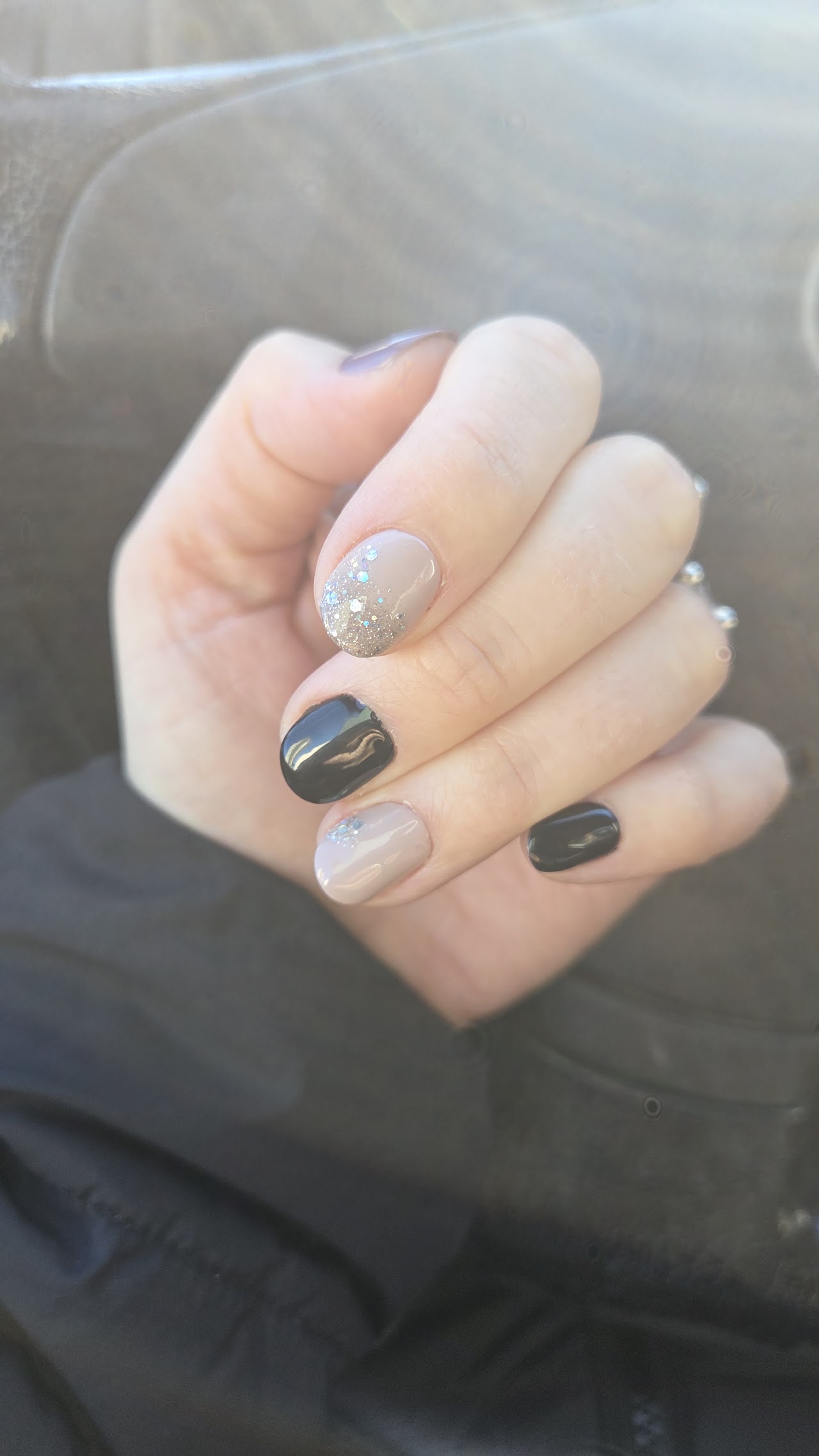 Nail art negro con glitter