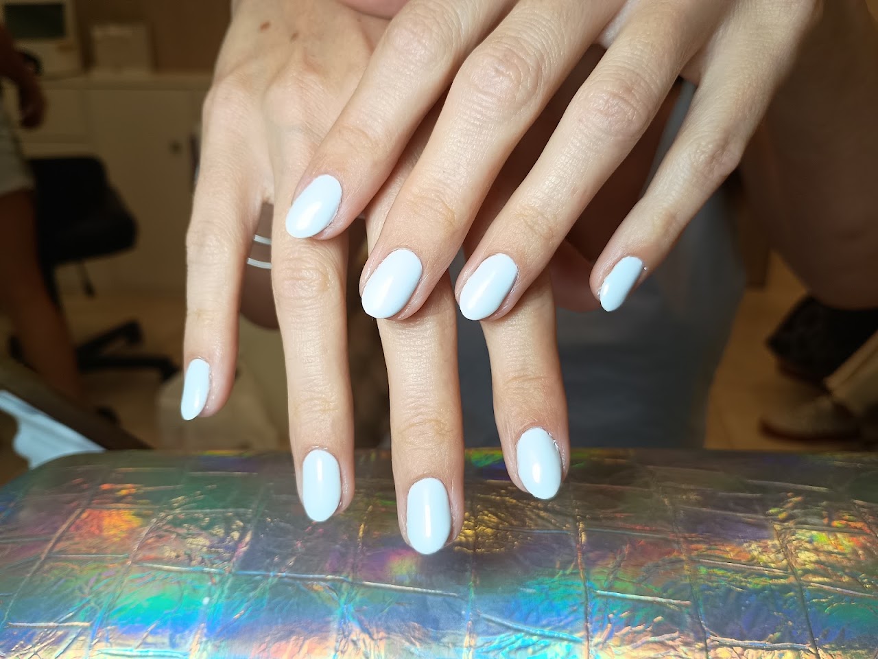 Manicura celeste pastel