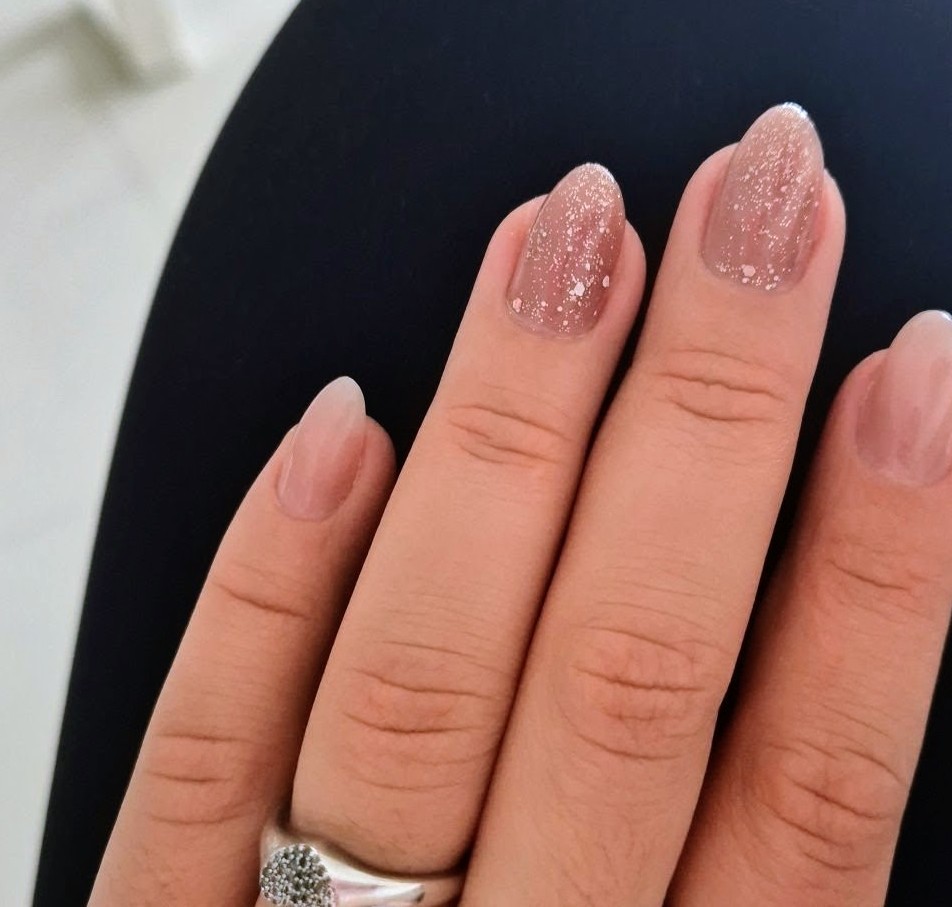 Manicura nude con glitter